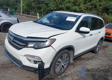 2017 Honda Pilot Touring z USA, uszkodzony, nr VIN 5FNYF5H95HB041397